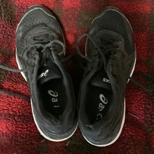 ASICS tennis shoes black and are in fairly good condition the heel is worn out.